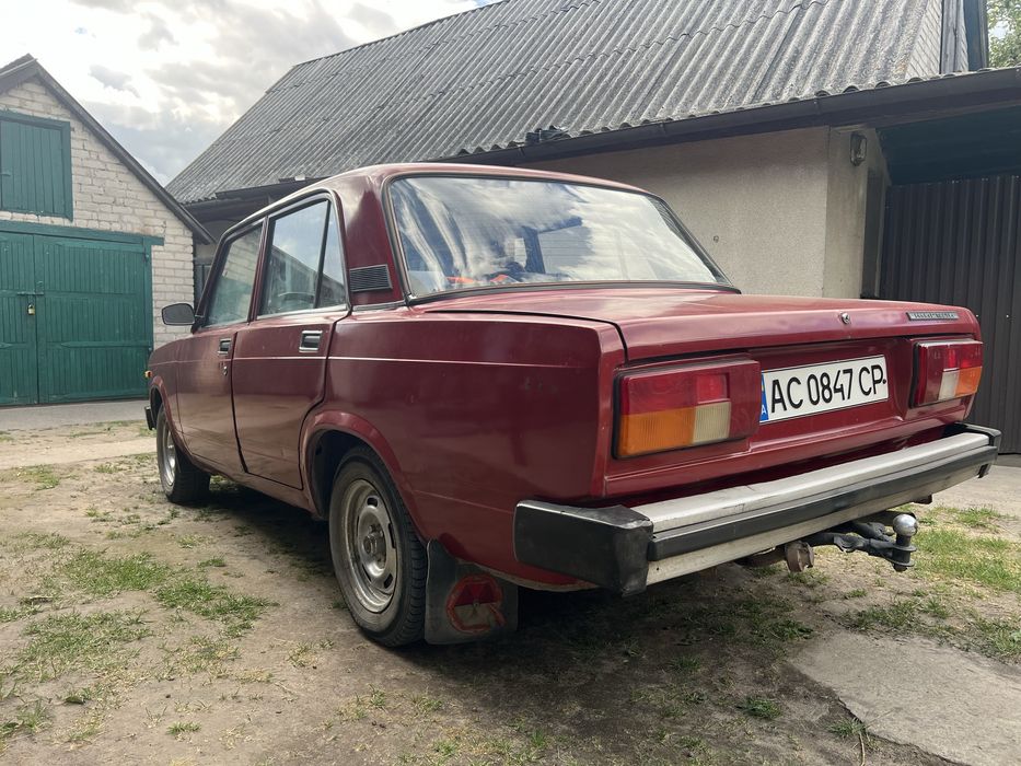 Автомобіль ВАЗ червоного кольору