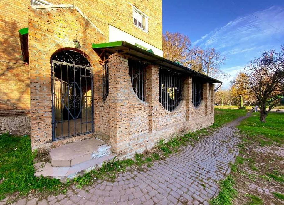 Продаж кафе біля міського озера