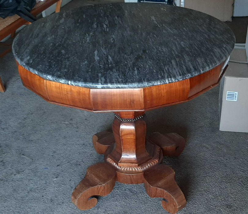 Vendo mesa de sala redonda com tampo em mármore.