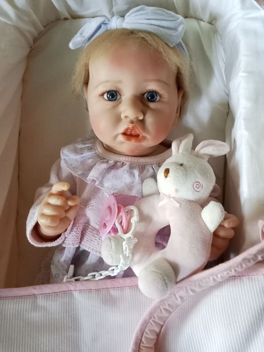 Boneca bebe reborn com alcofa