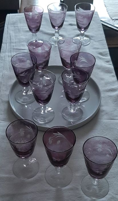 Conjunto de 12 copos de vidro com gravura