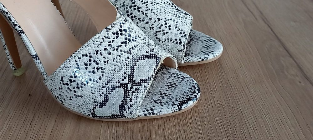 Szpilki 38 wężowa skórka 24 cm