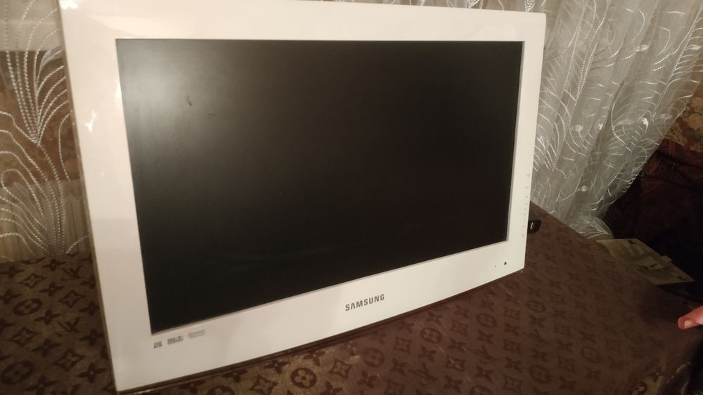 Монитор / телевизор Samsung LE22B451C4 (Венгрия)