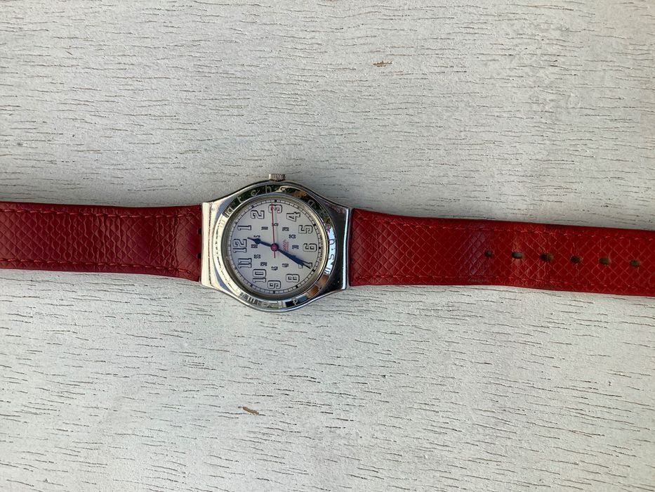 Relógio Swatch em aço com bracelete em pele