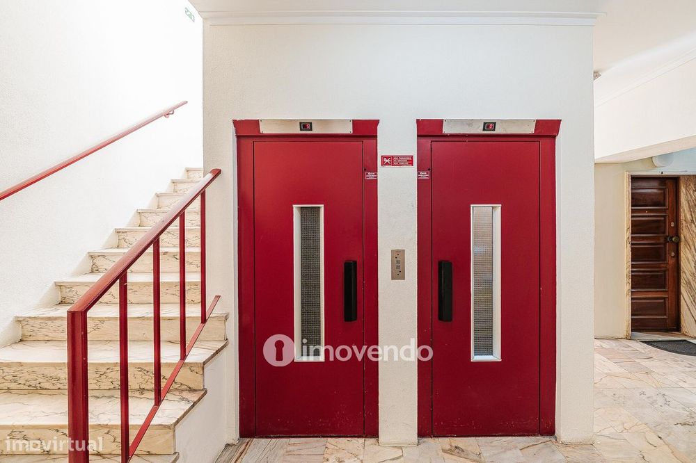 Apartamento T2 remodelado, com cozinha equipada, na Reboleira