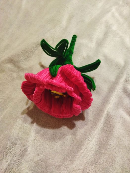 Троянда з синильного дроту з цукерками.