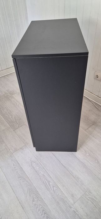 Armario preto com 2 portas e 3 prateleiras do Ikea em bom estado