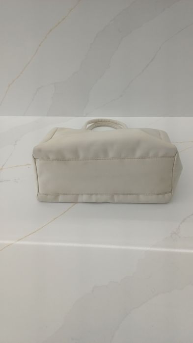 Bolsa bege em bom estado