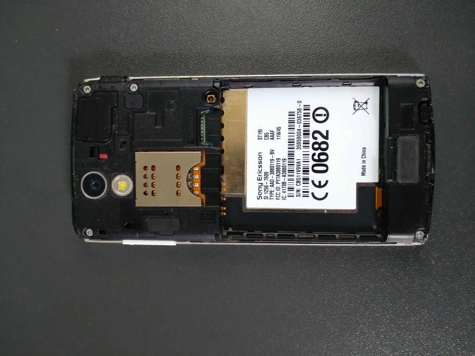 2 телефона Sony Ericsson Xperia ray (ST18i) Gold и White