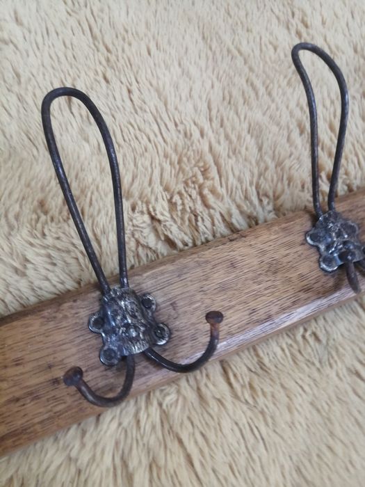 Stary wieszak ścienny do odrestaurowania.