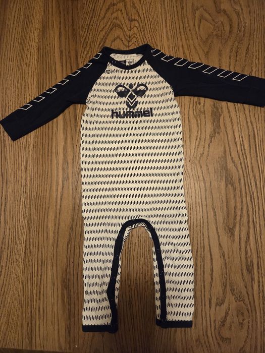 Pajacyk sportowy Hummel dla niemowlaka rozm 74