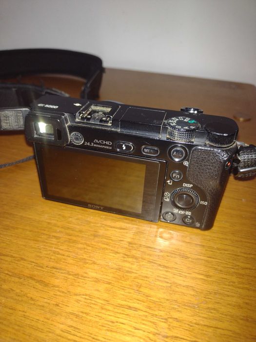Sony A6000 –  Bom Estado – Corpo + Cartao de memoria + Bateria