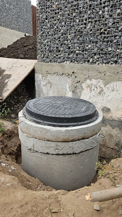 Кільце бетонне. Кришка. Септик. Яма. Екскаватор. Щебінь. Каналізація.