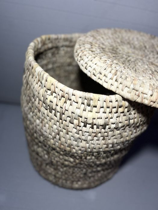 Корзина для білизни, ручної роботи. Виготовлена з талашу.