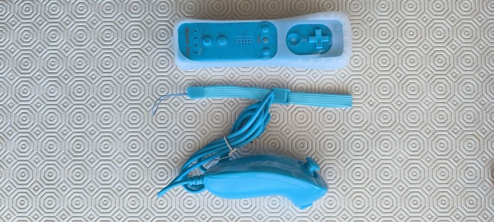 comando e nunchuck azul com capa de proteção