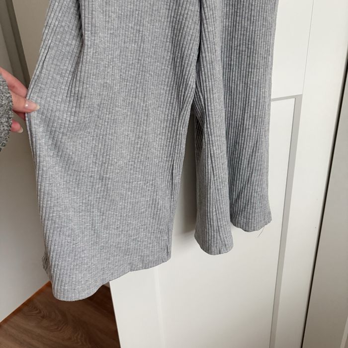 Seksowny wygodny materiałowy szary kombinezon na ramiączka