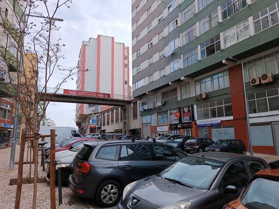 Arrenda-se Espaço Comercial 200 m2 Pontinha