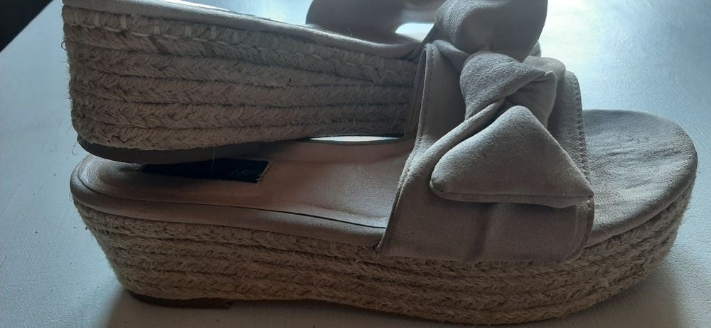 Klapki na koturnie 38