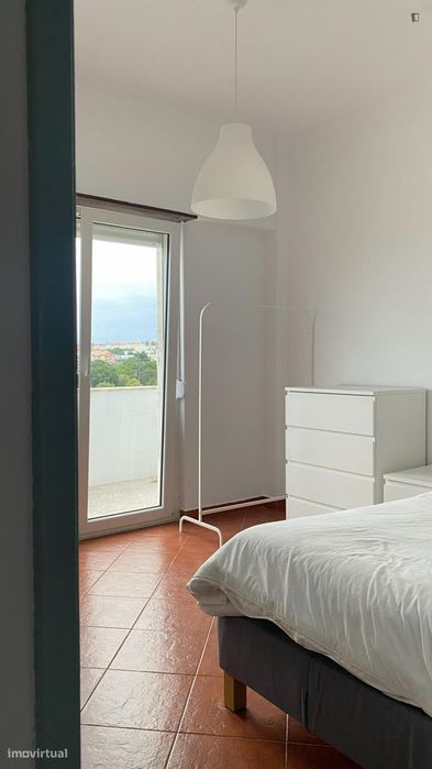 Quarto - localizado em Oeiras Lisbon