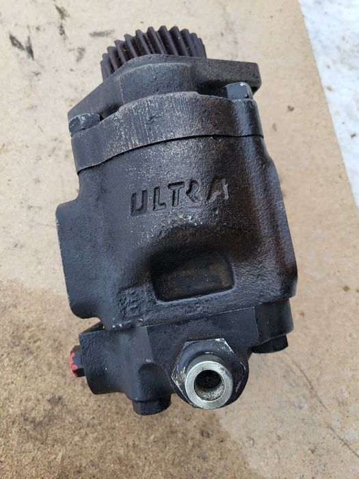 Sprzedam pompę oleju do Manitou 628 MLT.