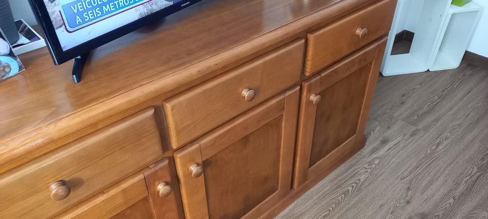 Aparador em madeira em otimo estado 1.51c×47l×83a
