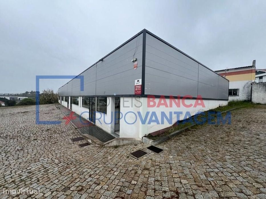 Edifício Comercial com 4 Frações e Construção Industrial em Zona de...