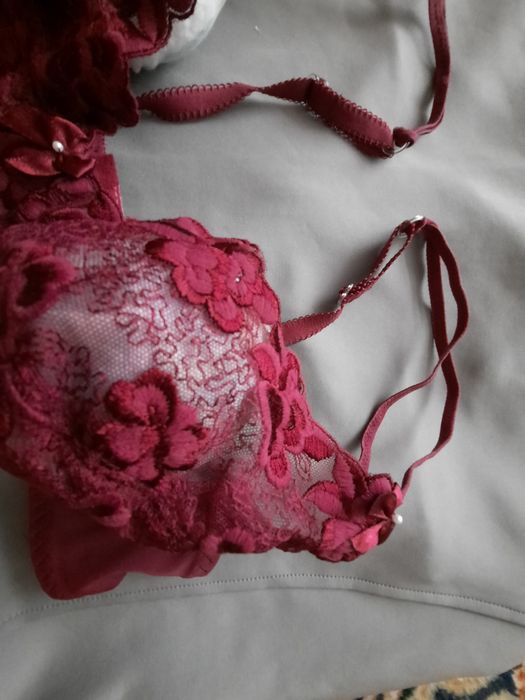 Biustonosz, stanik. Nowy,burgundowy,Rozm.80C.