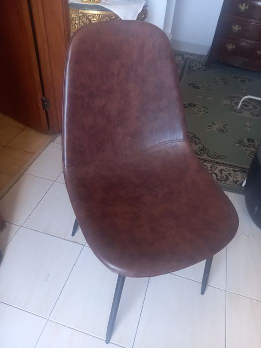 Cadeira castanha efeito de pele