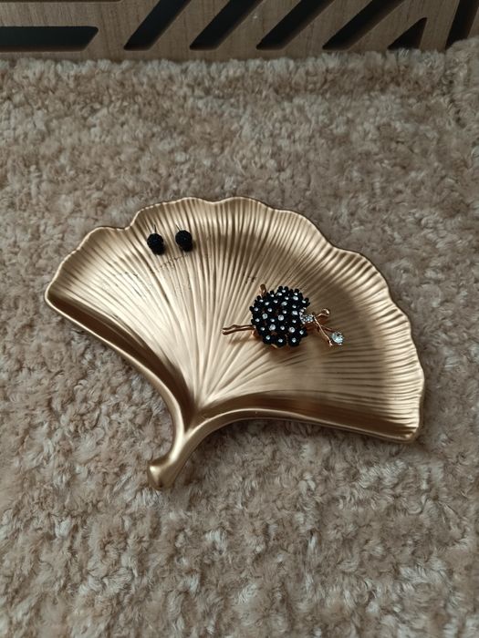 Podstawka podkładka złoty pod biżuterię liść miłorzębu japońskiego