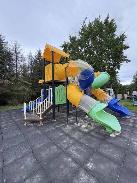 Duży piętrowy plac zabaw