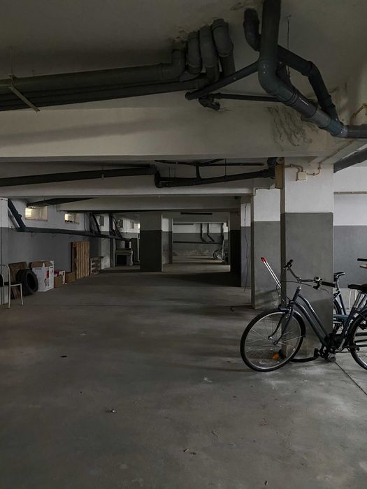 Parqueamento 12,55m2 em Santo António na Costa de Caparica com janela