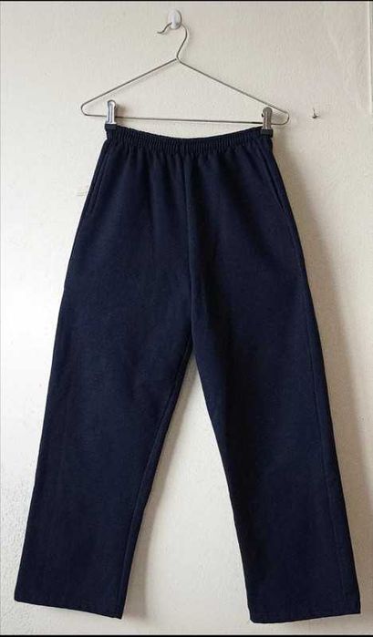 Roupa. Calças de fato de treino escuras.