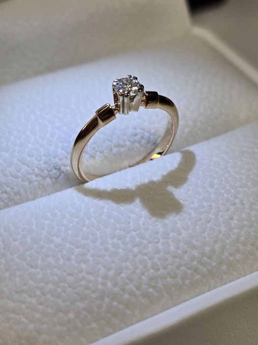 Каблучка з діамантом