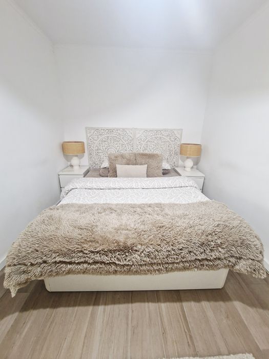 Cama de casal 160x200 com arrumação (Homy) + mesas de cabeceira (IKEA) + cabeceira decorativa (Homa)