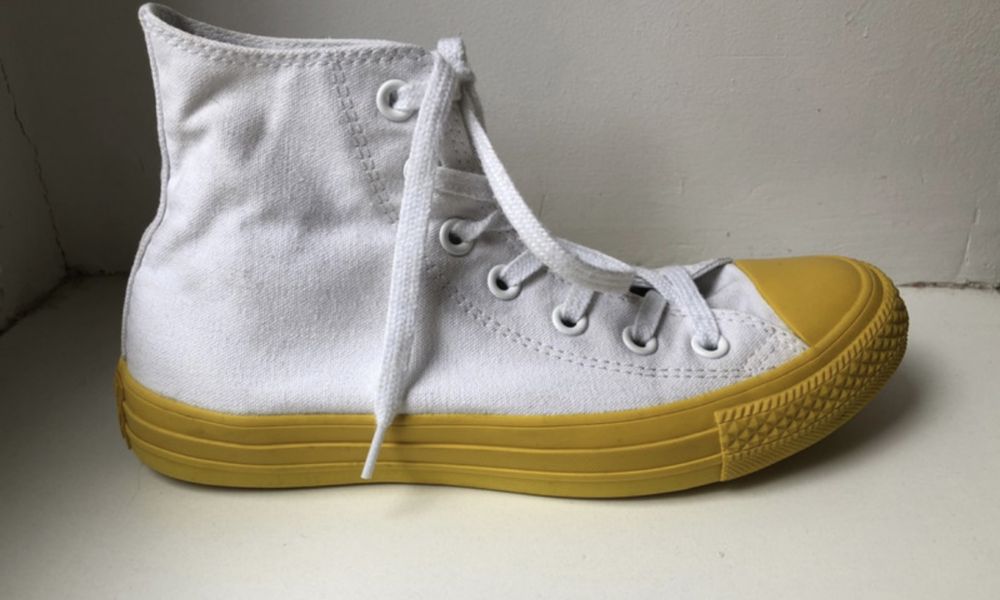 Białe Converse Chuck Taylor all star z żółtą podeszwą