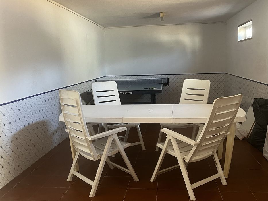 Mesa de jardim extensivél com 4 cadeiras reclináveis
