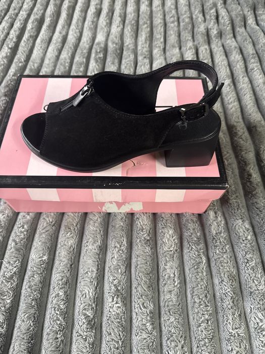 Босоніжки нові шкіра розмір 40