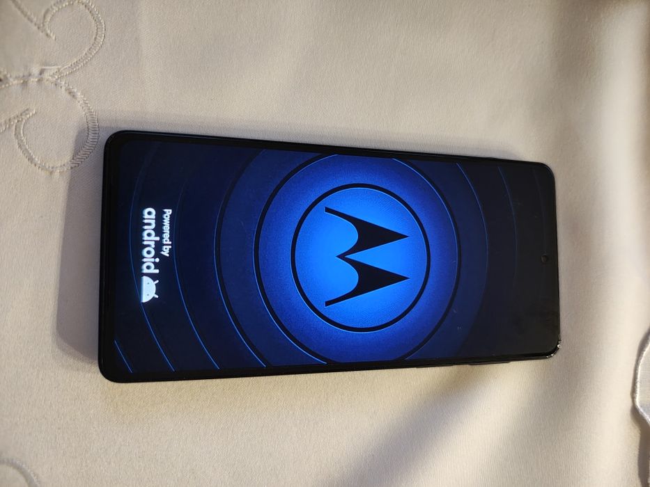 Motorola edge 40 pro w stanie idealnym.