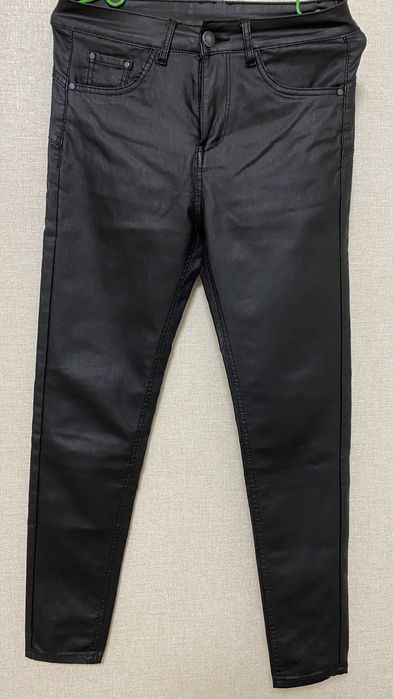 Штаны з ефектом натуральної шкіри.