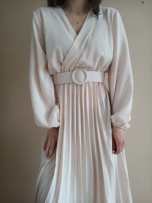 Beżowa kremowa sukienka midi S/M z paskiem plisowana na komunię wesele