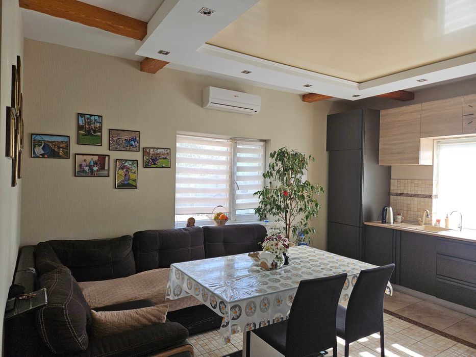 Продаж  будинку і готового бізнесу з ділянкою на 100 соток,