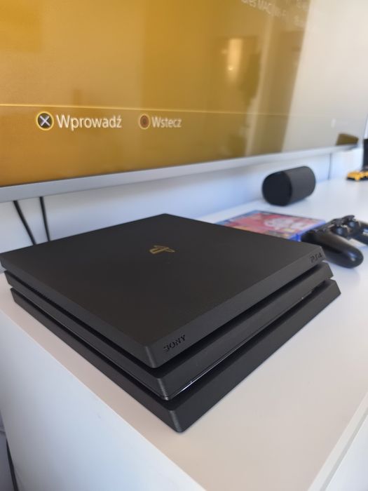 Konsola PS4 Pro 1TB + oryginalny Pad V2 i 4 gry