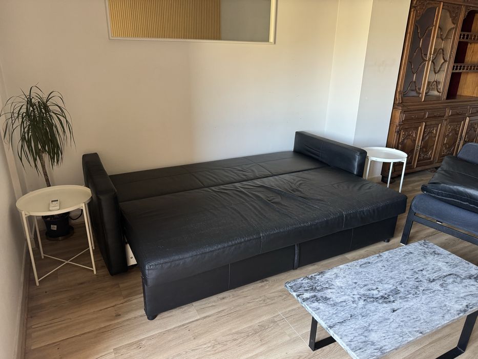 Sofá-cama preto, de pele