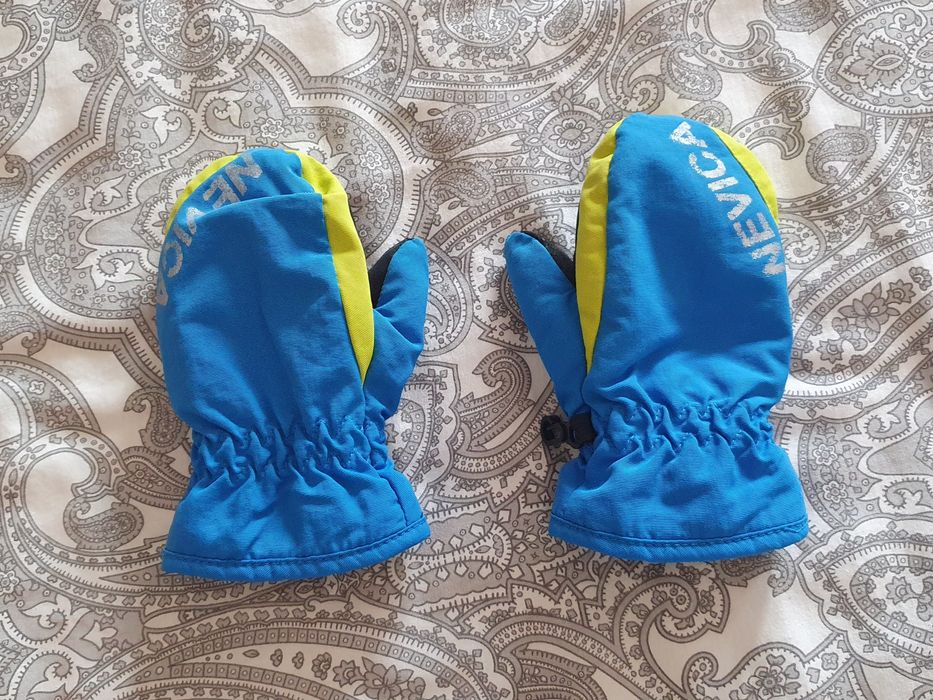 Casaco e luvas de neve para criança