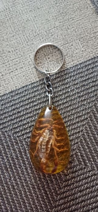 Brelok z żywicy bursztynowej ze skorpionem