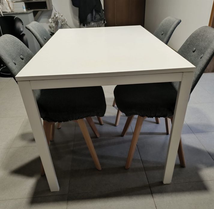 Vendo quatro  cadeiras em tecido cinza e uma mesa branca