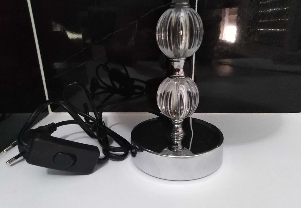Candeeiro para mesa de cabeceira com lâmpada incluída.
