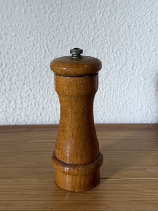 Moinho de pimenta vintage em madeira, 13,5 cm de altura.