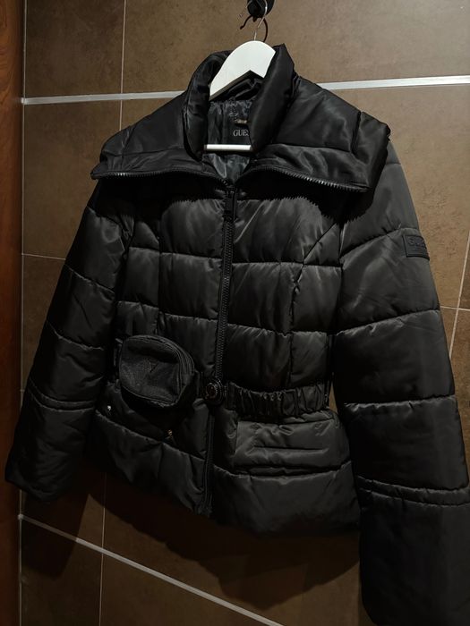 GUESS glitzy puffa – damska czarna kurtka puffer z paskiem i saszetką