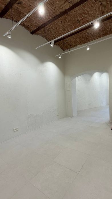 Продається фасадне приміщення Площа Філармонії